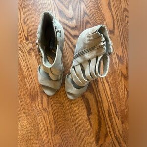 Guess shoes in excellent condition